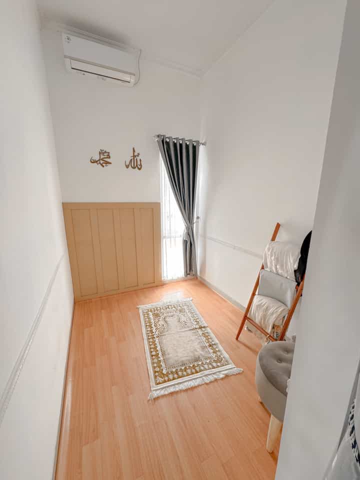 Musholla minimalist
Musholla ini kami peruntukan tamu yang sedang berkunjung di rumah, hanya mungil minimalist tidak banyak dekorasi, 
Tetapi kami menginginkan tamu yang datang merasa nyaman sholat di rumah kami, maka kami memberikan fasilitas AC, mempersiapkan mukena, sarung, peci & sajadah, Al Quran, dan terdapat kursi  juga jika ada tamu lansia yang memerlukan kursi untuk sholat, dengan area yang terletak di dekat ruang tamu, sehingga penghuni rumah juga nyaman tamu tidak perlu masuk ke ranah dalam rumah ✨

#muhsholla #rumahmungil #prayingroom #rumahminimalis #dekorasimusholla #homeinspo