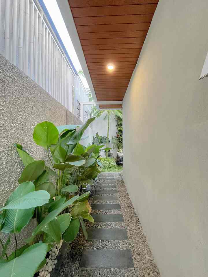 自宅の廊下 d_houseds

オーハウスのご近所さん、こんにちは。
我が家には家の外まで廊下が続いています。自然石の階段やカラテア・ルテアを一面に配置するなど、自然のニュアンスを取り入れた回廊を美しく爽やかに演出しました。この廊下は家の表側と裏庭を繋いでいます。我が家の窓の一つはこの廊下に面しているので、この廊下は家への空気の循環の場であると同時に、太陽の光が家に入る場所としても機能しています。家が健康になりますように。この廊下もd_housedsさんの家の美しいスポットの一つです。


#チマヒ
#バンドン
#クラスターハウス
＃廊下
＃自然
#ジャパンディ
＃ミニマリスト