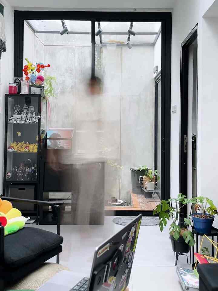 Siapa yang suka ke distract kalo lagi WFH, pengennya malah beberes rumah dan dengerin musik aja seharian 😅 #rumahdeveloper #livealone #72m2 #kabupatenbogor #parungpanjang #homedecor #decoridea #decoration #decorinspiration #decorinspo