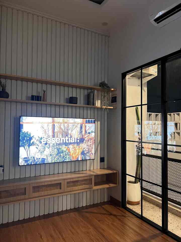 Hai tetangga online, berikut night vibe di rumah kami. Penggunaan lighting menjadi poin penting untuk menciptakan ambiance satu ruangan. 

Kita menggunakan lampu dengan 2 cahaya warna di hampir setiap ruangan, yaitu warm white & white. Warna cahaya Warm white ini membuat ruangan menjadi lebih hangat. 

#NightVibe
#LightingIdeas
#LightingInspiration
#japandistyle
#industrialstyle
#rumahcluster
#rumahbekasi