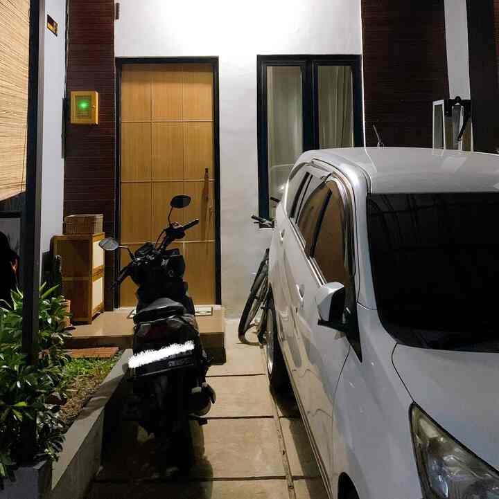 Hai tetangga Ohouse ! 
Wah ga kerasa ya bentar lagi akan berganti tahun, semoga tempat tinggal kita akan terus beproses menjadi lebih baik ✨
Btw ini night vibe di asrarumah, dimulai dari pencahayaan fasad rumah yang nantinya mungkin akan kami ganti pakai pencahayaan yang lebih warm, area nonton yang juga livingroom yang seringnya kami matikan pencahayaannya pada malam hari (jangan salfok  dengan ykids yang masih terpampang ya hehe ✌🏻), dan area bedroom dengan lampu bintang sesuai req 👧🏻 

#NightVibe
#LightingIdeas
#LightingInspiration
#asrarumah