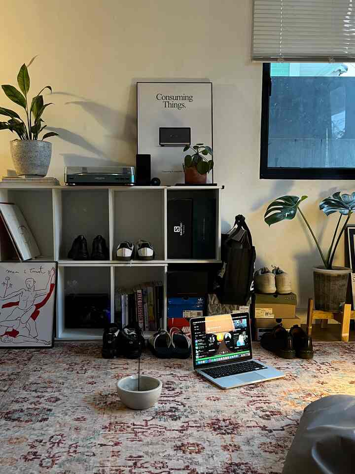 No overhead lights alias aku disini memakai hanya lighting kecil kecil saja. Alasannya simpel, cahaya yg minim justru membuatku merasa relax dan tenang di dalam ruangan🧘🏻‍♂️

#NightVibe #LightingIdeas #LightingInspiration #roomdecor #tinylighting #nightambience #aesthetic #roominspiration


