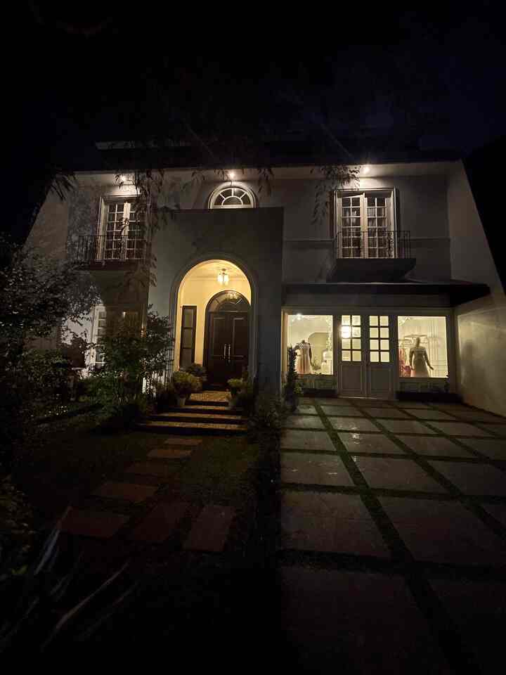 Senja Tenggelam, malam temaram menyelimuti rumah kami. Saatnya lelap dalam dekapan. Pencahayaan di beberapa titik fasad depan membuat malam yang dingin sedikit hangat.  Kami memang sengaja memberikan pencahayaan yang medium. Ini agar menciptakan ambiece atau nuansa yang syahdu. Semoga menginspirasi. 
#NightVibe
#LightingIdeas
#LightingInspiratiion
#classichouse