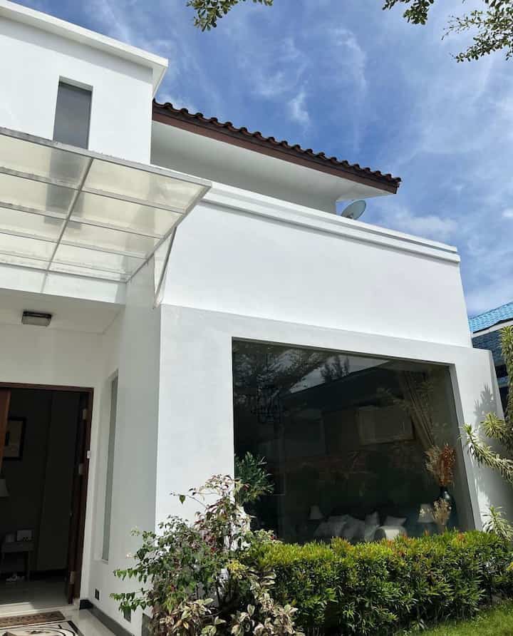 Fasad rumah .. kalau cuaca terik warna putih cat exterior temboknya jadi bagus banget, bersih gitu kesannya .. untuk maintanence cat, kami biasanya ngecat ulang 2-3th sekali, interior kami pakai cat warna coklat muda , jadi nya ada ambience yang berbeda antara penampakan rumah dari luar dan beda lagi suasana nya dari dalam, semoga menginspiras 

#fasadrumah #catrumah #catinterior #catexterior #inspirasifasad