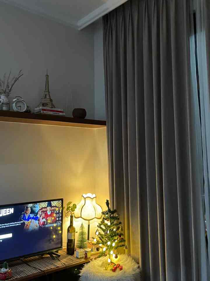 Night vibe di apato.ra memang bernuansa remang-remang karena memang tidak terlalu suka ruangan yg terang. pencahayaan hanya menggunakan lampu meja di living room, master bedroom juga di lorong ruangan yg memang beberapa titik minim pencahayaan. 
Karena beberapa sudut ruangan terdapat aksen kayu, sehingga cocok sekali dengan pencahayaan berwarna kuning 

#nightvibe #lightingideas #lightinginspiration #apartement #lowriseapartement #cozy #warm #decor 