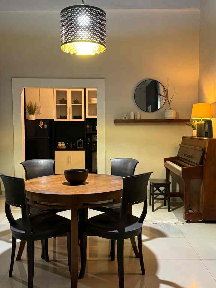 Lighting Inspiration.

Lighting ruang makan saat malam hari terdiri dari lampu gantung tepat di atas meja makan,lampu meja menerangi area dinding sudut tempat piano,dan lampu sorot di plafon tangga.
Dari ruang makan tetlihat dapur dan ruang tamu yang pencahayaannya kombinasi lampu gantung dengan lampu plafon.
Cahaya warm white memberi kesan kehangatan di dalam ruangan saat malam hari.

#nightvibe
#lightingibspiration
#lightingideas
#homelighting
#homeinspo
#vintage