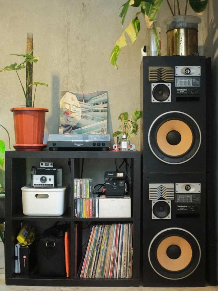 Musik. Adalah hal yang penting bagi keluarga kami.
Ini adalah tempat dimana kami bisa santai sambil mendengarkan irama jazz, instrumental, city pop, sampai dengan musik keroncong.
#homedecor
#vinylstorage
#recordplayer
#audiophile
#listeningroom