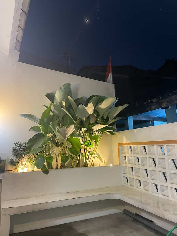 Area taman

Area yg sering dan favorit bagi orang-orang yg datang ke rumah kami. Konsepnya outdor biar malem-malem kaya gini bisa liat bintang dan bulan.

Disini pake lampu warm - kuning, agar terkesan syahdu, homey dan nyaman. Area dimana kita bisa duduk santai menikmati indahnya malam.

Ukuran area taman ini tidak terlalu besar, 3m x 3meter.


. #NightVibe
. #Lightingldeas
. #Lightinglnspiration
#rumahdalamgangskm
#light
#lampu