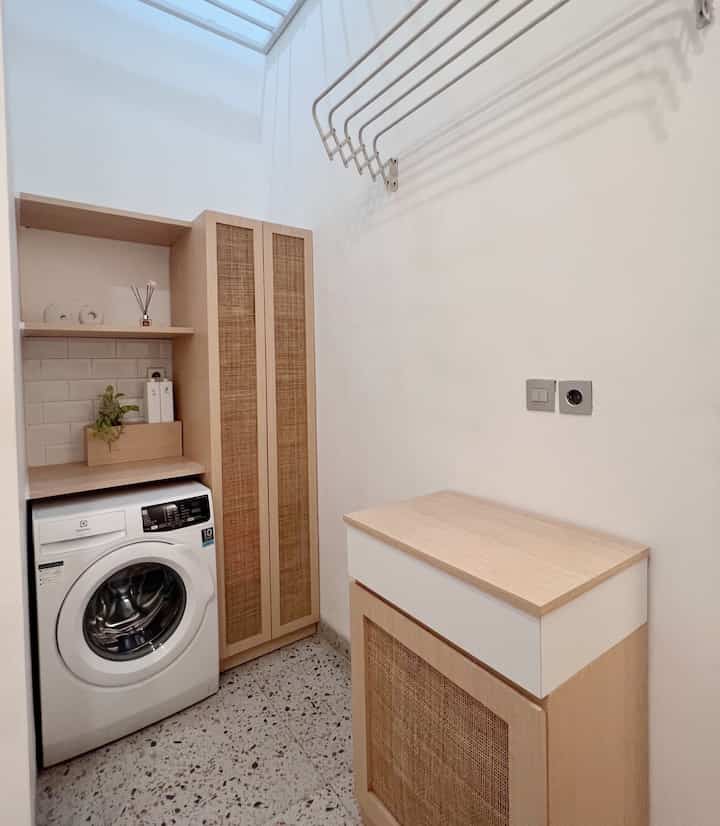 Laundry room ini berukuran 2x1 m. Walaupun ruangannya terbatas, kami fungsikan ruangan ini menjadi tempat mencuci, menjemur, dan menyetrika pakaian. 

Ada jg lemari kabinet untuk menyimpan keperluan laundry. Dan kabinet kotak kecil yang difungsikan untuk menyimpan baju yang akan disetrika. 

Semoga menginspirasi yah :)

#laundryroom
#inspirasilaundry
#laundryroomideas
#laundryroominspiration
#rumahcluster
#japandistyle
#industrialstyle