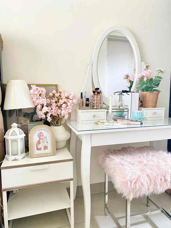 Good morning happy weekend happy holiday buat tetangga online yg lagi jalan jalan 🥰 ini adalah penampakan sebagian di kamar utama rumah kami 


#bedroomstyling #aesthetic #favoritecorner #rumahcluster #homedecor #homedecorenthusiast #homesweethome