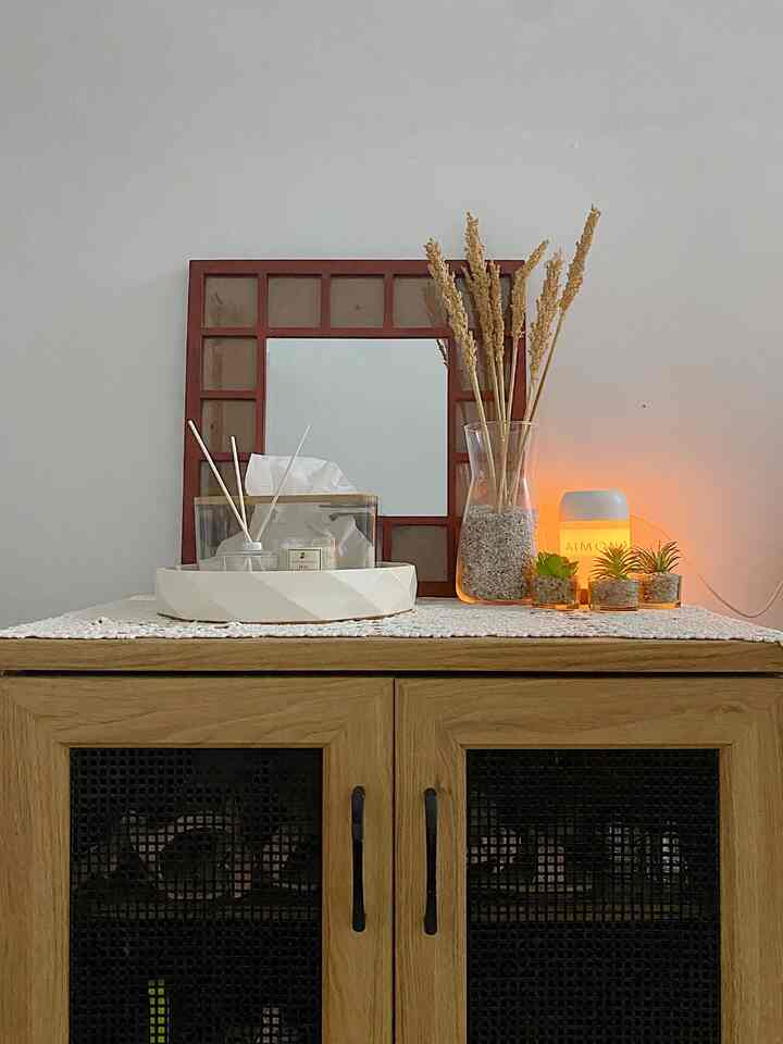 Less is more.. 
PR untuk rumah mungil dan open space, menggunakan sedikit furniture tetapi dapat unsur estetik, bermanfaat, dan tercapai ruangan yg mungil tapi terlihat lega ✨

Saat berkumpul sesekali kami senang menciptakan ambiance night vibe yg tenang. Itu terbantu dengan mini difusser yang mengeluarkan cahaya berwarna kuning sekaligus melegakan pernafasan dari uap aromaterapi yg keluar 

#nightvibe #lightingideas #lightinginepiration 
#yositriaa #90m2 #rumahdeveloper #tinyhouse #rumahminimalis #scandinavian #ruangtamu #livingroom
