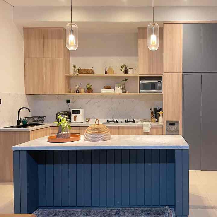 KNS Living kitchen night mode 🌝🫶🏻
.
Saat anak2 sudah terlelap, biasanya waktu aku gunakan utk deep clean kitchen dan sebelum tidur aku upayakan untuk cek kerjaan dan bikin to do list untuk hari esok di kitchen area ini✨ Ini mode saat 3 lighting di area kitchen aku nyalakan berbarengan, dari hanging lamp, stripes lamps, dan juga downlight. how do you think about the vibes? 
-
#KNSLiving
#Nightvibes
#Lightingideas
#Lightinginspiration
#homesweethome
#KNSLivingkitchen