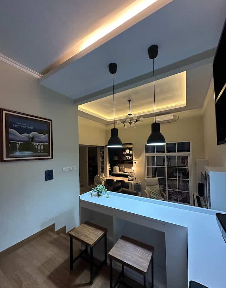 • Night Vibe at Working Room •

Hello O!House friends, seperti ini suasana ruang kerja yang langsung terhubung dengan LDK (living-dining-kitchen) area di malam hari 😁

Untuk ruang kerja ini, kami memakai 4 jenis lampu: 
- lampu ceiling standar;
- lampu gantung untuk meja belajar anak-anak;
- lampu LED di atas PC untuk penerangan zoom meeting;
- lampu ambience (kuning) di bagian drop ceiling.

#NightVibe
#LightingIdeas
#LightingInspiration
#Bogor
#rumahcluster
#ruangkerja
#modernhouse

