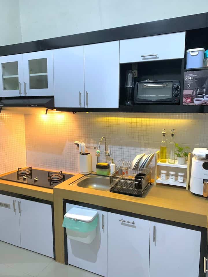 Suasana Dapur minimalist liburanku, libur masaknya juga,😁 dapur sederhana dengan diberi sentuhan kitchenset minimalist warna putih dan kombinasi hitam dan coklat agar terlihat lebih enak dipandang dan bikin nyaman.😍
Aku spill beberapa isi dapur, semoga bermanfaat ya.🥰



#dapurminimalist #kitchensetminimalist #dapurmungil #dapurinspirasi #insapirasidapur #styledapur
