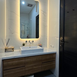 Salah satu cara yang paling mudah untuk membuat suasana minimalis di kamar mandi adalah dengan menggunakan palet warna monokrom yang terdiri dari perpaduan warna hitam, putih, dan abu-abu. Hanya dengan menggunakan warna-warna tersebut, kamar mandi akan terlihat minimalis.
Namun, karena warna-warnanya terbatas pada hitam, putih, dan abu-abu, kamar mandi monokrom bisa terasa datar dan monoton. Maka aku tambahkan sedikit touch of woodgrain di kamar mandiku ini. Hal ini bisa membuat penampilan kamar mandi tidak terlalu monoton, tapi bisa tetap timeless 🤎
#kamarmandi 
#bathroom 
#designbathroom 
#bathroomdesign
#aestheticdecor
#aestheticroom 
#bandung 
#cimahi 
#rumahdeveloper
#kamarmandiunik
#desainkamarmandi