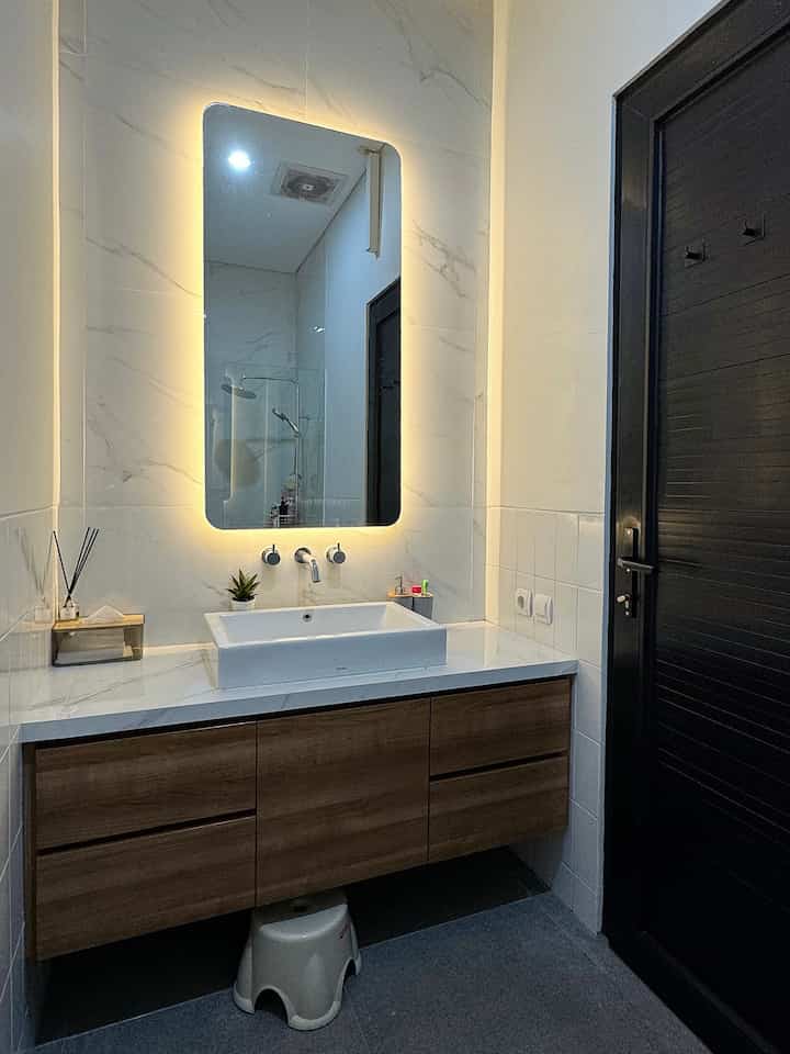 Salah satu cara yang paling mudah untuk membuat suasana minimalis di kamar mandi adalah dengan menggunakan palet warna monokrom yang terdiri dari perpaduan warna hitam, putih, dan abu-abu. Hanya dengan menggunakan warna-warna tersebut, kamar mandi akan terlihat minimalis.
Namun, karena warna-warnanya terbatas pada hitam, putih, dan abu-abu, kamar mandi monokrom bisa terasa datar dan monoton. Maka aku tambahkan sedikit touch of woodgrain di kamar mandiku ini. Hal ini bisa membuat penampilan kamar mandi tidak terlalu monoton, tapi bisa tetap timeless 🤎

#kamarmandi 
#bathroom 
#designbathroom 
#bathroomdesign
#aestheticdecor
#aestheticroom 
#bandung 
#cimahi 
#rumahdeveloper
#kamarmandiunik
#desainkamarmandi