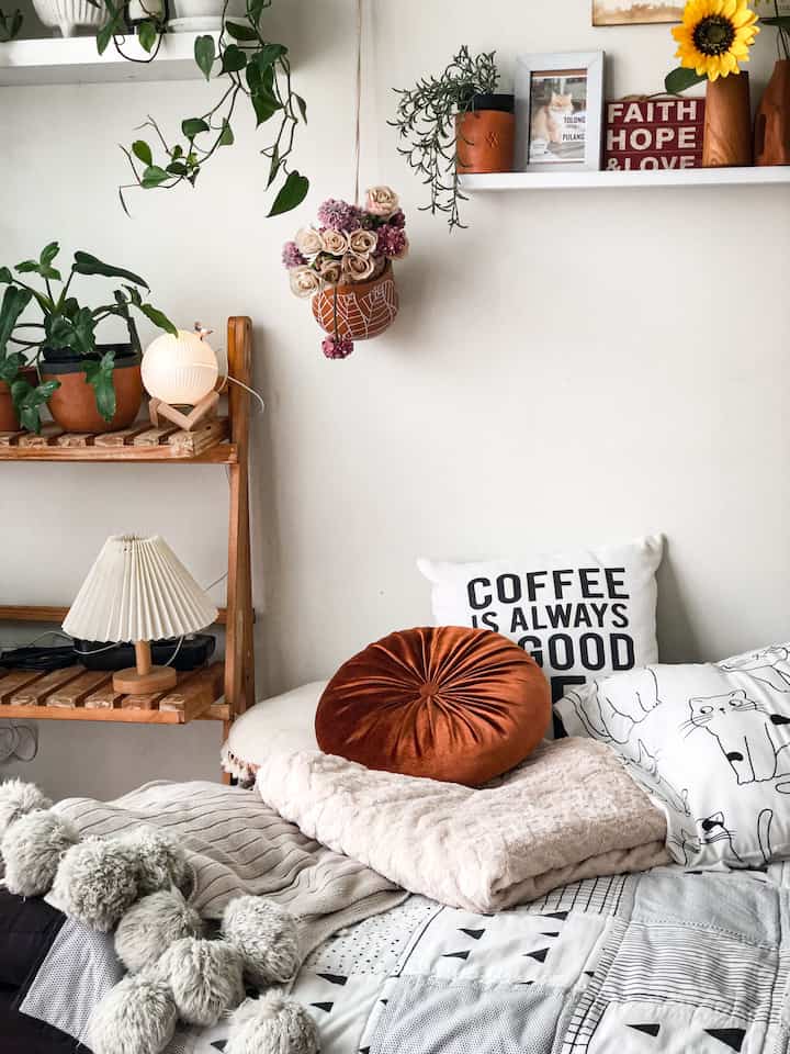 always want to have a corner which has real plants, enjoying in between break of work. Selonjoran, ngopi atau peluk peluk anak bulu. affordable comfort ❤️

#homedecoration #bohoscandi #smallhouse #catlover #plantmom #decorlowbudget #cozycorber