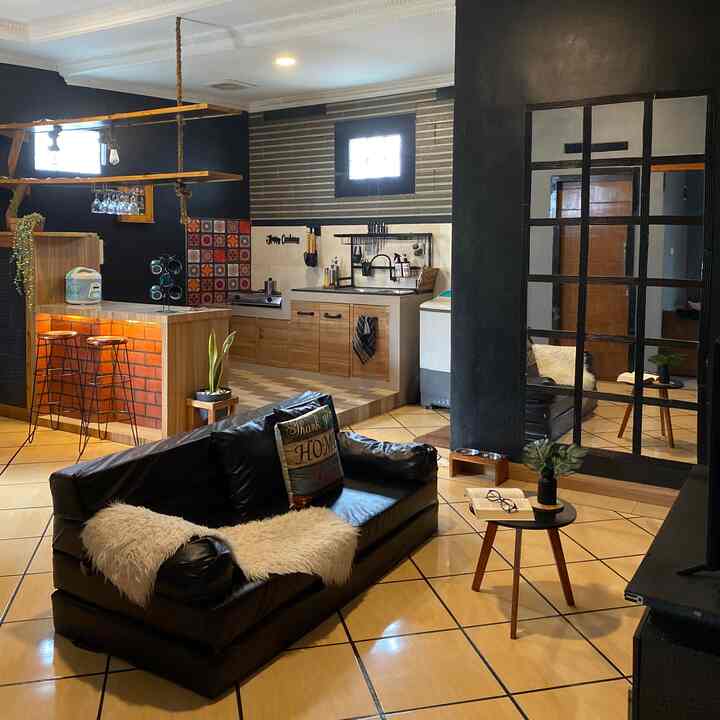 Mendominasi warna hitam abu dan wood, 3 warna ini yang menghidupkan suasana industrial di tambah dengan lighting warm white memberikan kesan hangat dan homey bagaimana menurut teman-teman? 

#industrial #bogor #decorlowbudget #inspirasirumah #rumahopenspace #openspace #dapurunik