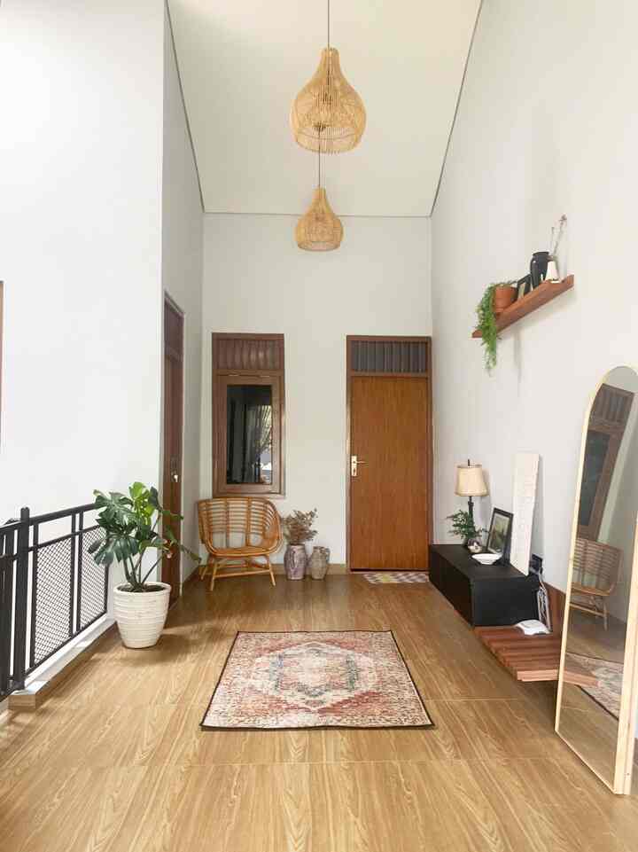 Area ini merupaka area multifungsi karena sering difungsikan untuk berkumpul keluarga dan bermain anak karena letaknya didepan kamar anak dan org tua, pemilihan decor tetap menggunakan nuansa dark dan motif kayu.
#roominspiration
#aestheticdecor
#minimalist
#nasrliving