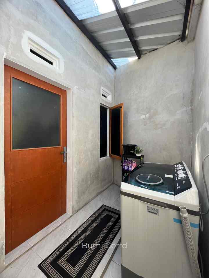 Laundry Room yang belum sempurna tapi sudah berfungsi sebagai mana mestinya. Mesin 2 tabung jadul yang selalu membantu aku untuk mencuci baju di temani dengan rak hitam mini tapi muat banyak untuk menyimpan kebutuhan cuci baju. 

Keterbatasan dana membuat dinding exspos sementara ini ternyata menjadi sementahun hehehe. Tida masalah semoga kedepannya ruangan ini bisa lebih cantik lagi. 

#bumigerrd #rumahtumbuh #laundryroom #laundryroomminimalist #laundryroommini #rumahmonochrome