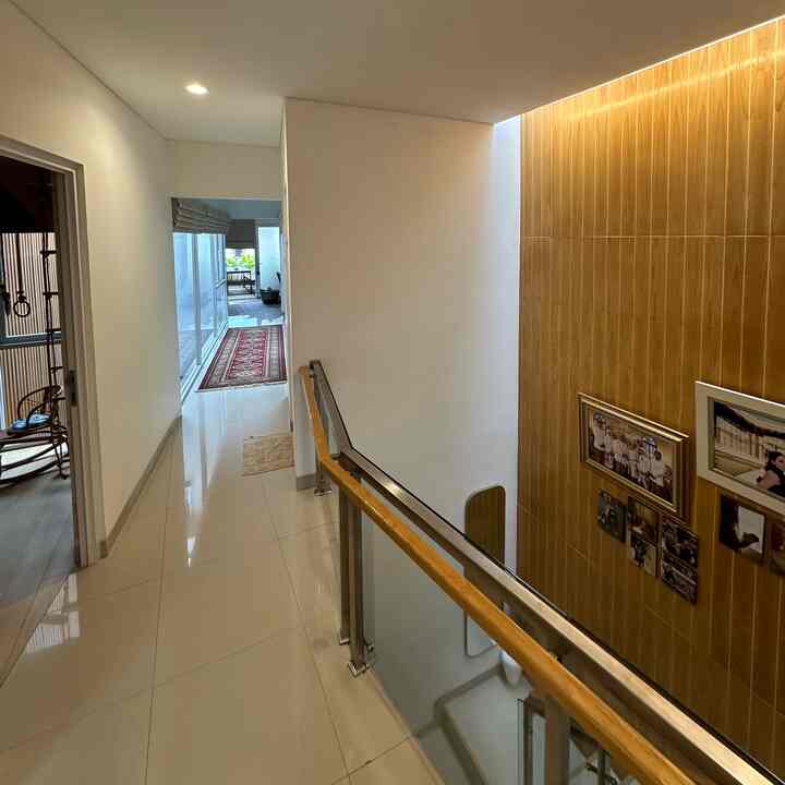 Area tangga dengan skylight memberikan cahaya alami di pagi hingga sore hari. celling di area tangga juga kita buat tinggi agar memberikan kesan luas dan bisa masuk cahaya dan sirkulasi yang baik.. 
#skylight #stairsarea #naturallighting #cahayanatural #japandi #minimalist 