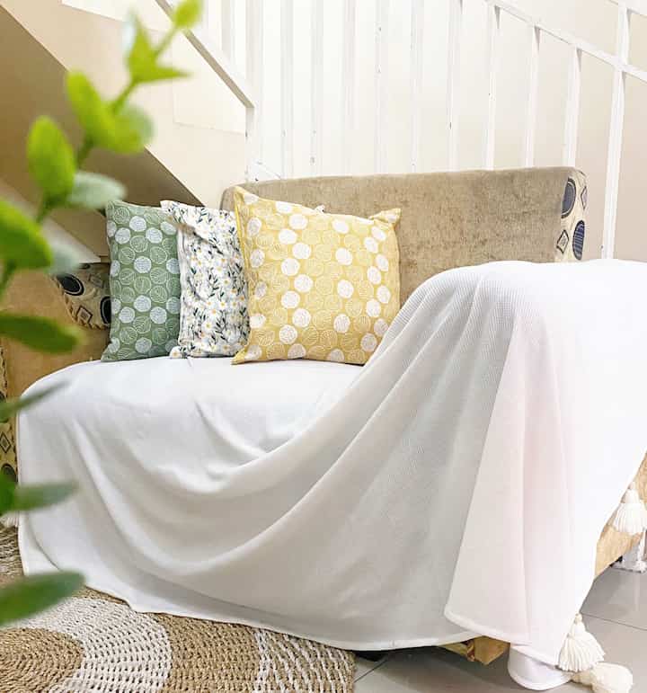 Sarung bantal motif 

Mengganti sarung bantal motif dari yg sebelumnya warna polos ternyata dapat merubah ambience ruangan ini lho. 

Selama ini aku selalu suka sesuatu yg simple, polos dan minimalist. Namun kali ini aku hanya ingin mencoba sesuatu yg berbeda. Yang aku suka dari sarung bantal ini adalah motif sulamnya bukan motif printing dan juga bahannya itu bahan kain tebal (linen premium). 

Ambience livingroomku langsung beda. Gimana menurut temen2 masih cocok ga ya di rumah sederhana aku ini ? 😊🙏🏻

#rumahsederhana #rumahmungil #livingroom #gantikarpet #karpetmotif #bekasi #ruangtv #minimalist 