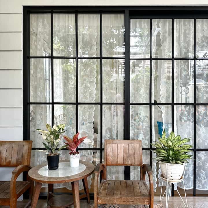 Pada area inti rumah, kami hanya menempatkan dua buah kursi dan sebuah meja agar terlihat minimalis. Selebihnya kami banyak menanam tanaman untuk menyejukkan udara.

#inti minimalis
#homestay
#skandinaviarumah
#gaya Skandinavia
#ideteras
