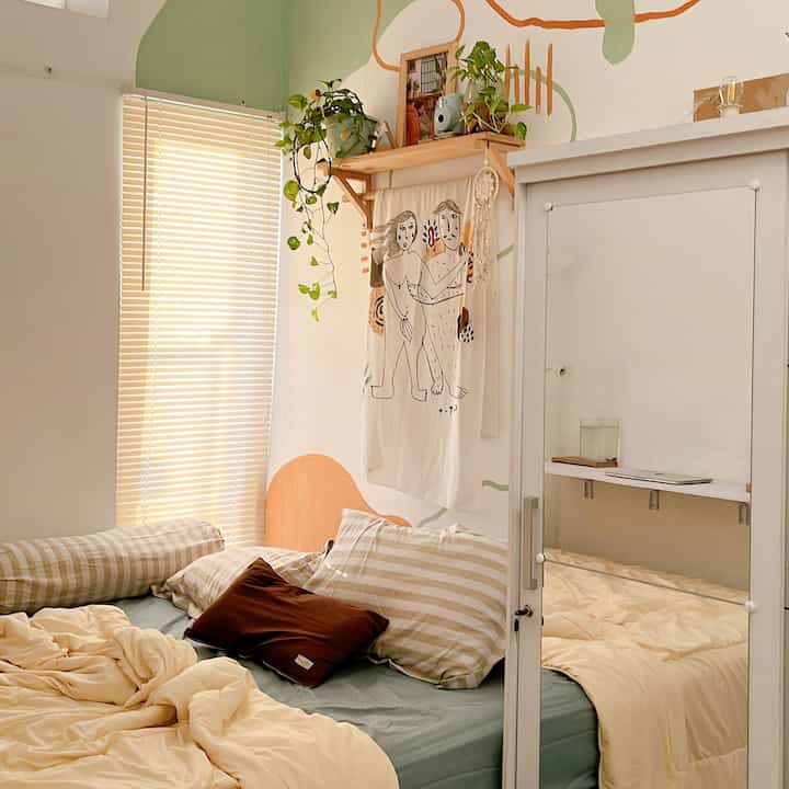 Golden hour in my tiny bedroom✨🧚🏻

Suasana weekend yang paling aku tunggu ketika dirumah adalah golden hour. Yap! Berasa semua yang dirumah itu indah gitu gasih kalau lagi golden hour. 

#kamarkecil #kamarestetik #kamarmungil #kamar #goldenhour 