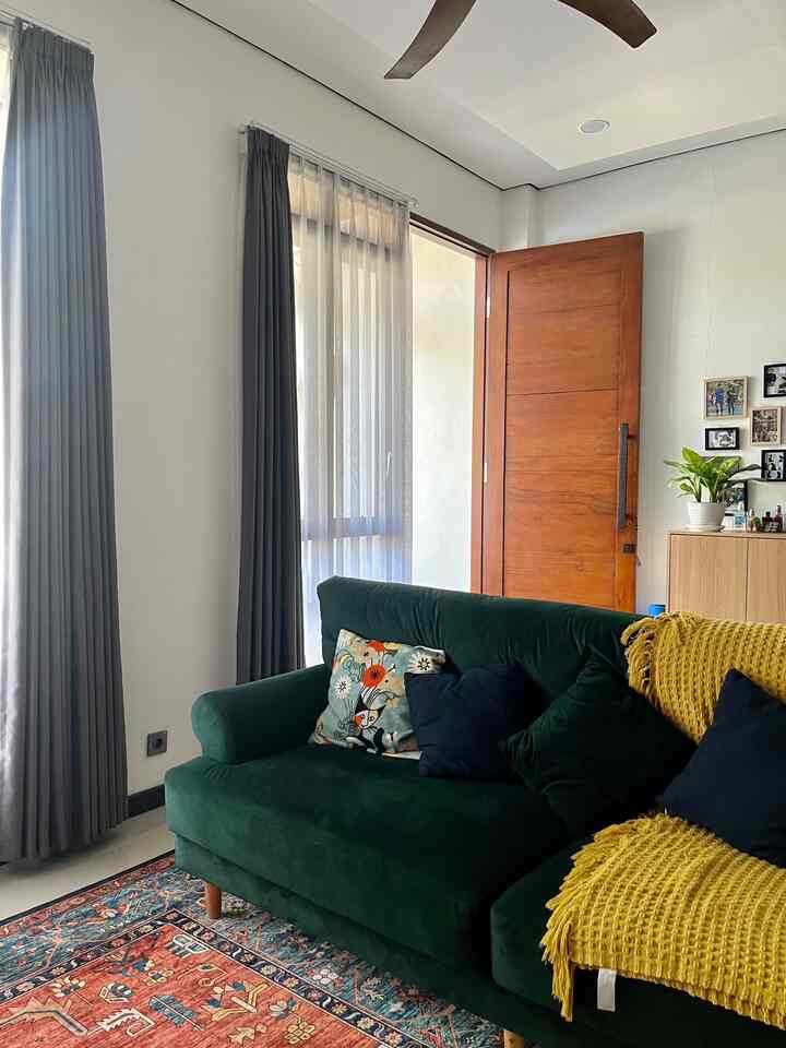 Living room @diemdibumi yang penuh warna. Gak pernah bosen buat foto2in livingroomku ini🫶🏻🫶🏻 #livingroom #homedecor #ruangtv #rumahbandung #bohemian #scandinavian #inspirasiruangtv