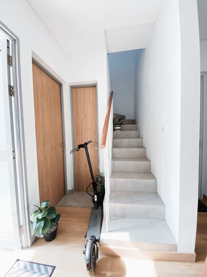 Tangga di rumah kalla

Area tangga di rumah ini tidak cukup luas, dlsaya tidak memasang wall decor di area ini karena ingin menampilkan rumah yang simpel dan terlihat lebih luas. 

#rumahjapandi #homedecor #homestyling #tanggaaesthetic #rumahlantaidua