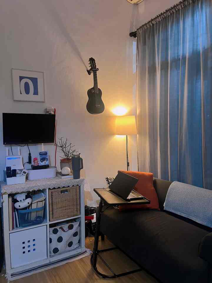Salah satu trick menciptakan ruangan warm dan estetik: nyalakan lampu-lampu warm seperti ini, jangan nyalakan lampu sentral. Lampu-lampu warm ini bisa dari standing atau bahkan table lamp. 

#NightVibe
#LightingIdeas
#LightingInspiration
#LivingroomIdea
#MiniLivingRoom
#Tinyhome
#RumahCluster