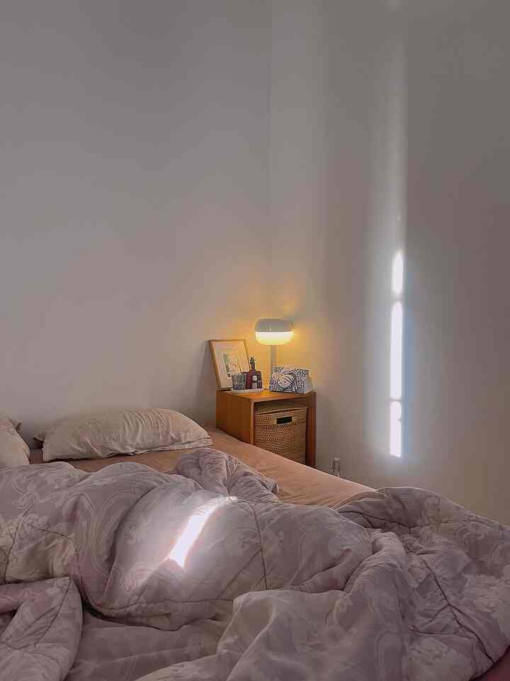 Golden hour yang tidak sengaja ditemukan di main bedroom Senjahouse. Terkadang berantakan pun bisa terlihat estetik 🫶🏻🎞️

#BedroomIdea
#MainBedroom
#RumahCluster
#TinyHouse
#Bogor
#90m2