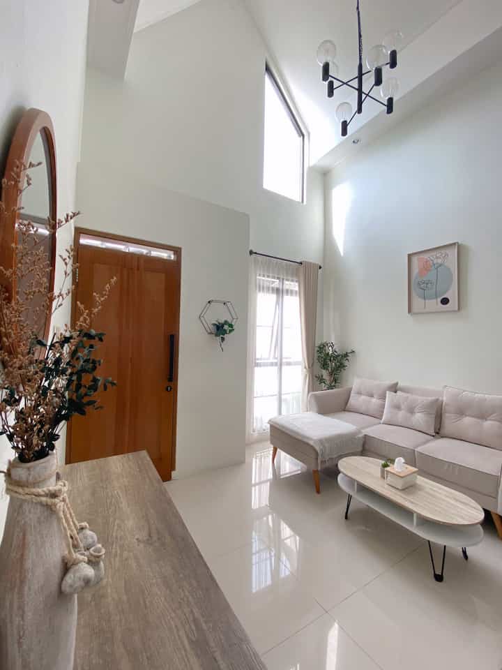 Ruang tamu versi polosan, menurut temen temen lebih bagus mana?
Kalau aku, tergantung mood. Kadang kadang lebih suka minimalist gini, kadang juga pengen agak full decor. 
#ruangtamu #minimalistdecor #aestheticdecor #roomstyling #livingroom #scandinavia #homedecor #minimalistroom