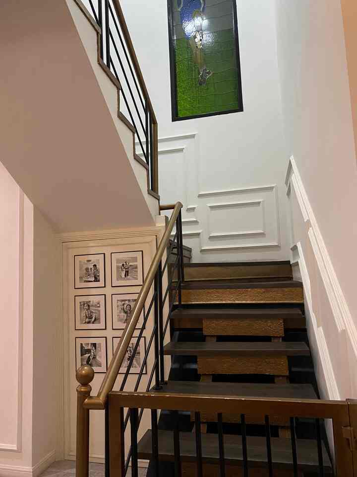 Salah satu hasil renovasi yang berhasil di sulap yaitu bagian tangga ini.. 
sedikit cerita di detik2 terakhir penyelesaian renovasi yang paling repot mikirin design adalah bagian tangga ini. 
Dari awal memang tidak akan dibongkar karena kalo di bongkar akan merembet ke bagian lainnya yang kebetulan ada bagian coran yang menyatu dengan listrik, tapi nama nya detik2 terakhir dana yang mulai surut tapi tetep mau se nada dengan tema ruangan pada akhir nya lapisan pihakan di tutup memakai vynil dan pegangan stainless di cat pake cat duco yang lebih hemat biaya dan jadilah seperti ini 🥹☺️
 #midcenturymodern
#idedesigntangga
#tanggaminimalis
#gudangdibawatangga
#tangga
#industrial