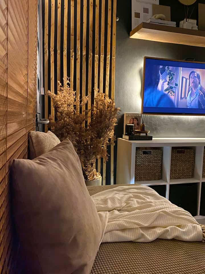 ➖ Night Vibes 🌙

Night vibes dirumah biasanya kaya gini, cuma ditemani sama lampu LED warm light yang dipasang di belakang TV dan aku juga suka nyalain beberapa scented candle biar lebih #relax juga #cozy & #warm.

Apalagi kalau lagi quality time sama anak-anak nonton film, pasti jadi makin betah banget tiduran depan tv, sambil bolak-balik dapur minta dibikinin cemilan atau susu coklat sambil nonton 😁

Happy holiday tetangga O!House 🩵

#NightVibe #LightingIdeas #LightingInspiration #ruangkeluarga #ruanganfavorit #nightvibes #dekorasiruangtamu #dekorasiruangkeluarga #ruanganmungil #ruamhdeveloper #qualitytime #movienight #darkmoderninterior #warmandbold #zarraawwrr #bandung #inspirasiruangkeluarga #tvroom #familyroom #favoriteroom 

