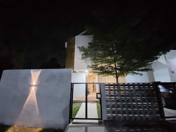 Keadaan malam pada fasad kami. Untuk pencahayaan dirumah kami sebagian besar menggunakan lampu berwarna warm white yang bertujuan untuk menambah kesan hangat pada rumah saat malam hari. 


#nightvibe #lightingideas #lightinginspiration #industrialfasad #industrialnightvibes 