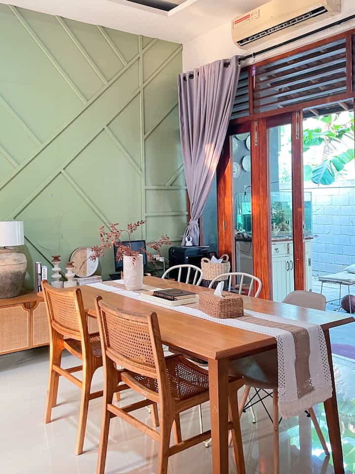 Open space area dining table aku dekorasi dengan memaikan warna pada customized wall panel by kns.archipelago. Aku pilih warna hijau agar area nya menyatu dengan tanaman ku di teras rumah 🌱🪴
-
#KNSLiving
#CustomizedWallPanel
#CustomWallPanel
#Interiordecoration
#Diningroom
#Aesthetic
#Monimalistmodern
#TropicalHouse
#Openscapeconcept