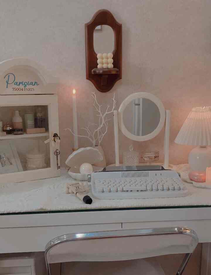 Dressing table in Light 🤍 suasana Night Vibe dengan lampu” di dressing table aku buat warm dengan mix ivory accesories 🫶🏻 sesuai dengan tema rumahku aku memilih konsep France Korean style yang kental dengan Vintage minimalisnya #NightVibe
#LightingIdeas #LightingInspiration #bedroom #dressingtable #classic #vintageroom 