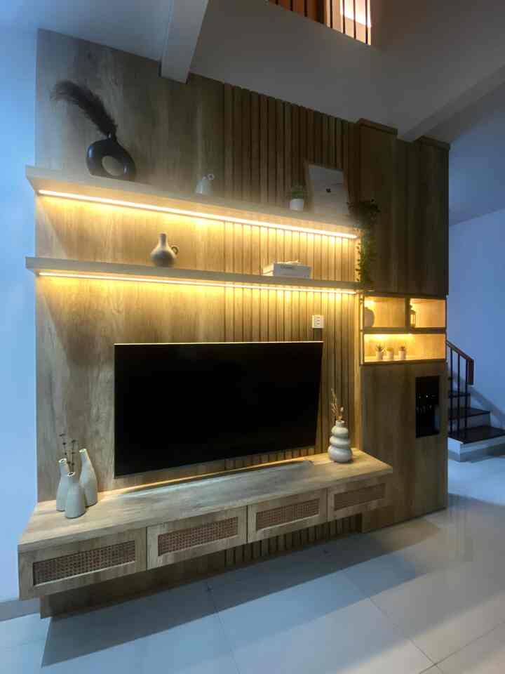 Suasana malam di homeatforty, penuh dengan warm light dari lampu LED yang dipasang di tv panel dan beberapa area lain seperti area tangga dan kamar tidur.

Dulunya saya sangat suka dengan cahaya putih yang terang, namun makin umur bertambah cahaya hangat seperti ini yang sepertinya lebih membuat nyaman 🥰

Jika membutuhkan cahaya putih tetap ada lampu LED berwarna putih yang dapat dinyalakan sesuai kebutuhan.

Saya tampilkan perbedaan suasana malam dan siang di homeatforty sebagai perbandingan 😊

#NiteVibe #LightingIdeas #LightingInspiration #minimalisthome #lifeatforty #rumahtangsel #rumahjapandi