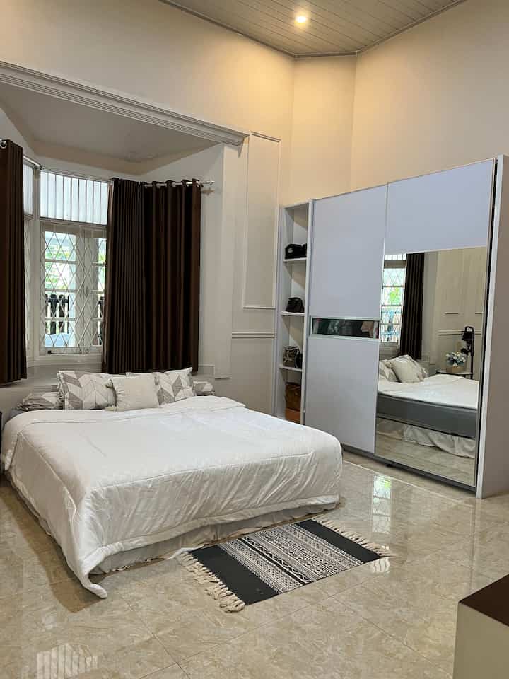 dekorasi sederhana untuk kamar tidur utama kami ✨

#masterbedroom #kamar #dekorasikamar #bedcoverputih #inspirasidekorasikamar #bedroom #bedroomdecor