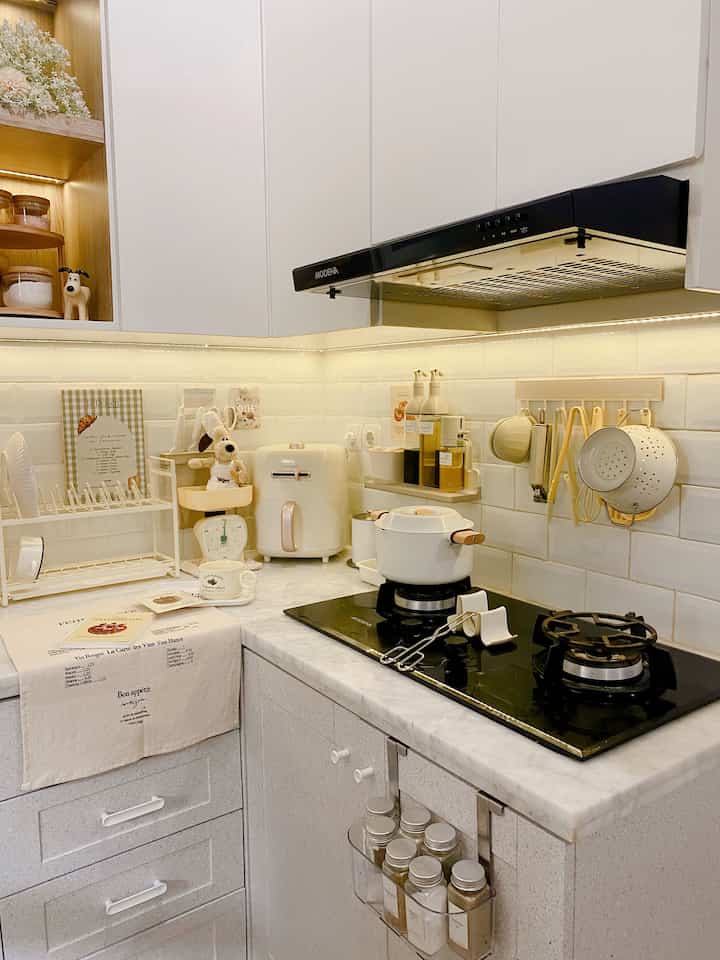 2023 aku demen banget sama warna ivory cream beige & white dengan cute stuff yang buat rumah lbh ceria ala Korean Home decor , 🫶🏻 yg terlewat link nya bs main” ke instagramku @say_littlehome , see you #kitchen #dapurmungil #dapurkecil #smallkitchen #kitchen #kitchendecor #kitchentips #dapurminimalis #aesthetic #kitcheninspo 