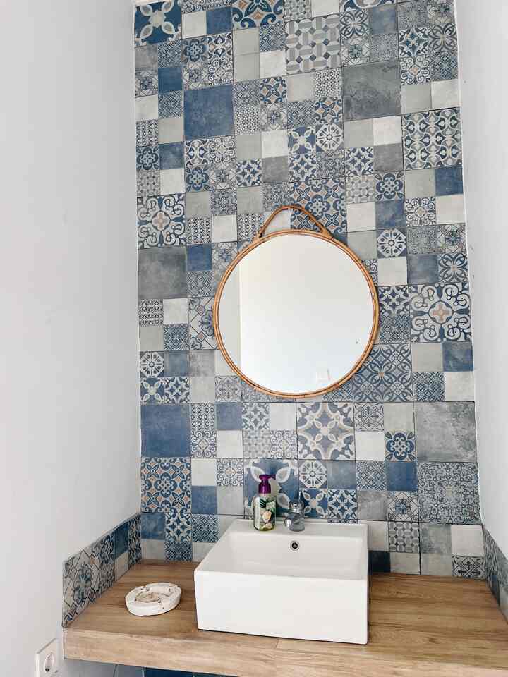 Ini dia bathroom yang belum sempet kespill di rumah kloofliving ini. Bathroom yang berada di lantai 2 diperuntukan untuk tamu yang menginap saat ini. Tapi nantinya akan untuk anak-anak, karena tempatnya yang berada di di dekat kamar anak-anak. 

#aestheticbathroom #bluebathroom #japandi #japandihome #stylingbathroom #bathroom #bathroomdecoration