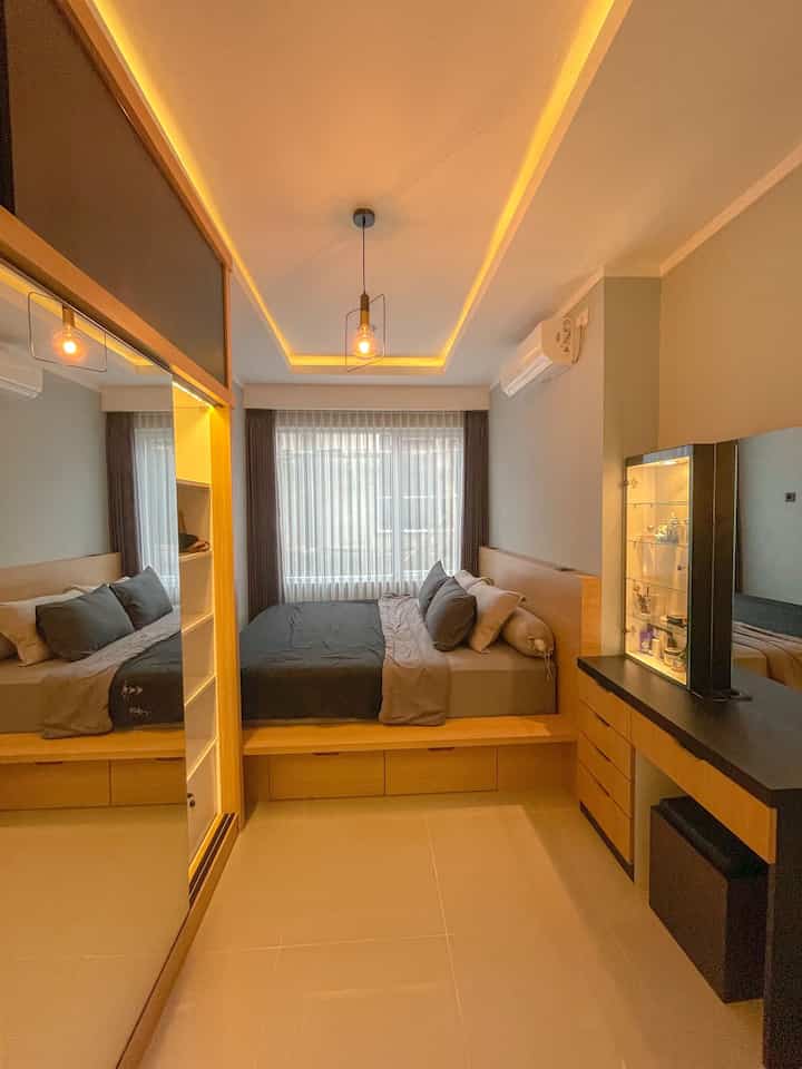 Berikut cara kami styling kamar tidur utama kami. Kamar tidur impian kami adalah kamar dimana tempat tidurnya berada di atas panggung di sisi sebuah jendela besar. Di sisi lain kamar adalah bagian fungsional meliputi lemari pakaian yang full sampai plafon dan meja rias. Semua perabot didesain custom dengan banyak ruang penyimpanan dan dengan warna yang serupa sesuai tema rumah.

#bedroomideas #kamartidur #bedroomstyle #60m2 #smallbedroom