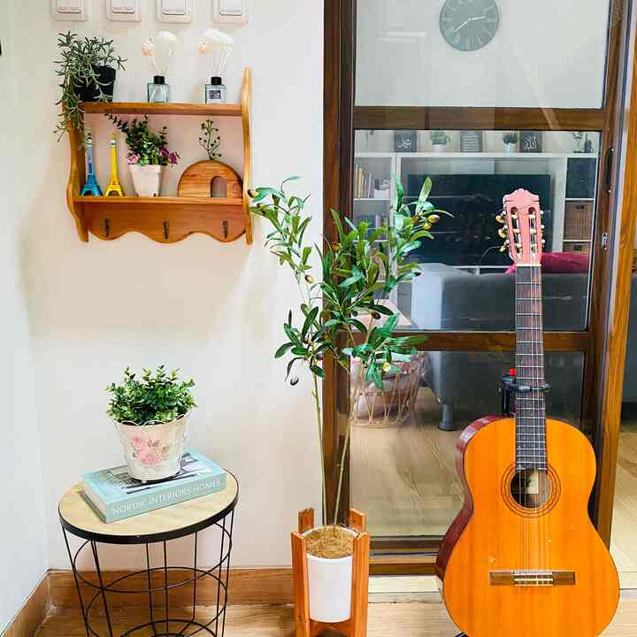 Foyer Sederhana Di Pesona Jiten

ruangan ini adalah Foyer antara pintu masuk dengan ruang tamu dan juga dapur

kesan yang diberikan ketika buka pintu rumah adalah melihat tanaman yg hijau hijau agar terlihat segar dan alami

#foyer
#pintumasukrumah
#designrumahsederhana
#tipsdekorasi
#homeindustrial
#rumahkecil
#homestyling
#bsd
#ikea
#informa
#dekorasilowbudget