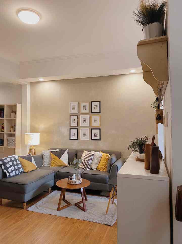 Selamat malam dari living room. Di ruangan ini saya menggunakan beberapa lighting untuk menciptakan suasana yang berbeda. Ada lampu lantai, lampu plafon, downlight dan juga lampu dinding. Misalnya saat menonton TV cukup menyalakan 1 lampu lantai agar fokus pada layar, atau saat membaca di reading spot saya bisa menggunakan tambahan lighting lampu dinding. Warna lighting yang dipilih adalah warm white sehingga keseluruhan vibesnya nyaman dan santai. #NightVibe #LightingIdeas #LightingInspiration #GoodnNight #LivingRoom #Bekasi #Japandi