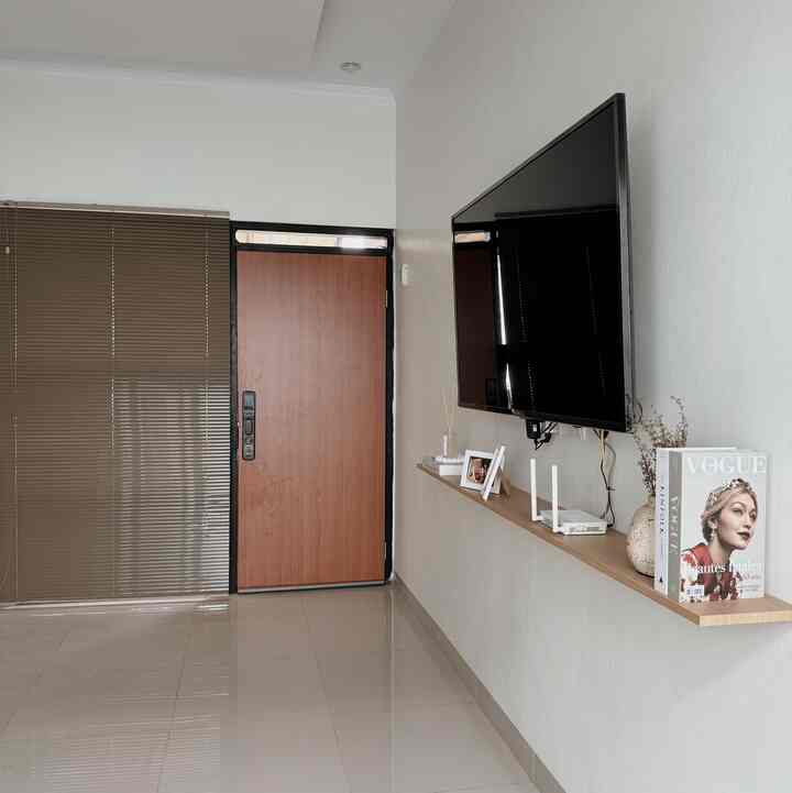 Karena kita jarang banget kedatangan tamu sehingga tidak ada ruang tamu khusus.
Ketika masuk langsung terlihat living room dan kitchen dengan open space.


#livingroom #livingroomstyling #livingroomdecor #minimalist #jabar #rumahmungil #livewithkids #aesthetic #homedecorinspo #livingroominspo