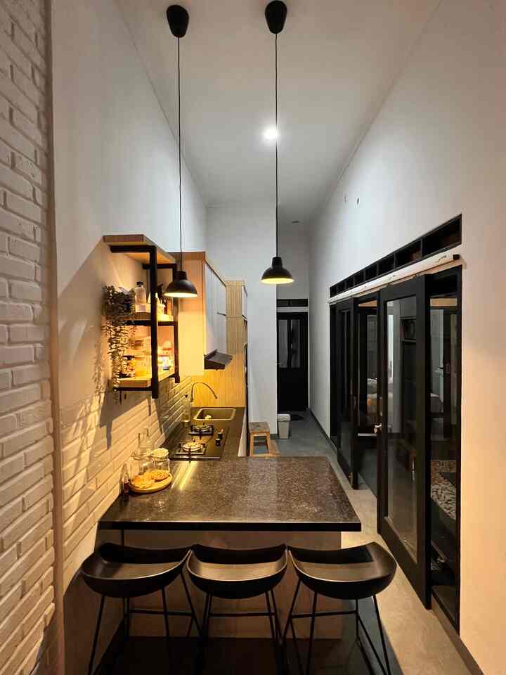 Suasana malam didapur, cukup diterangin dengan 2 lampu gantung bercahaya kuning. Kami ingin menciptakan suasana yang hangat dengan penerangan yang temaran. Sedikit tips, Jika ingin menggunakan lampu gantung, letakkan lah lampu gantung di titik yang cukup strategis, agar ruangan dapat tersinari dengan baik.

#Nightvibe #LightingIdeas #LightingInspirations #kitchen #minikitchen #dapurkecil #bandung #homedecor #homedecorinspirations #designinterior #dapurminimalist #interiordapur