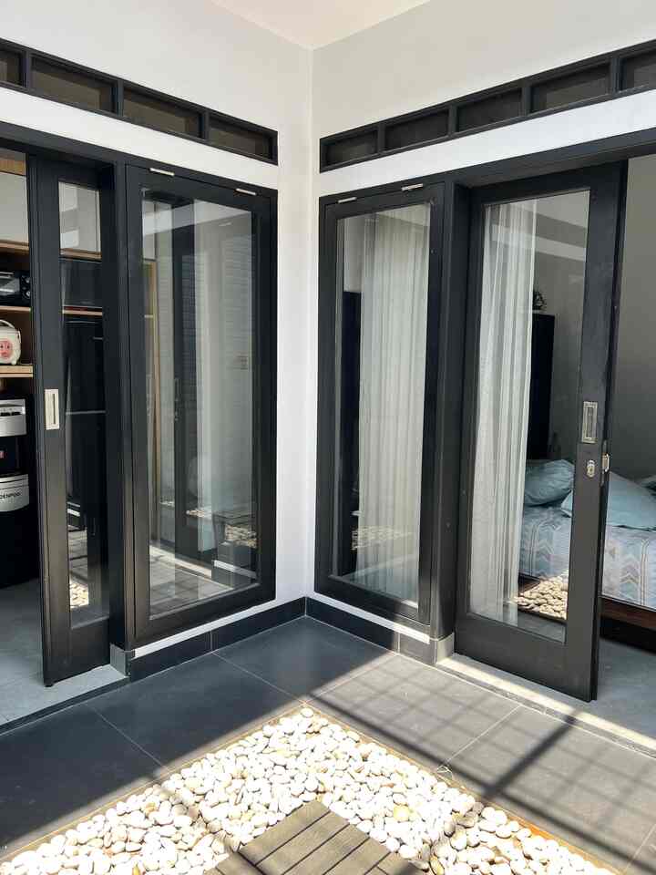 Suasana pagi di taman tengah rumah. 

#inreriordesign #homeinspirations #designinterior #rumahminimalist #dekorasirumah #compacthouse #bandung