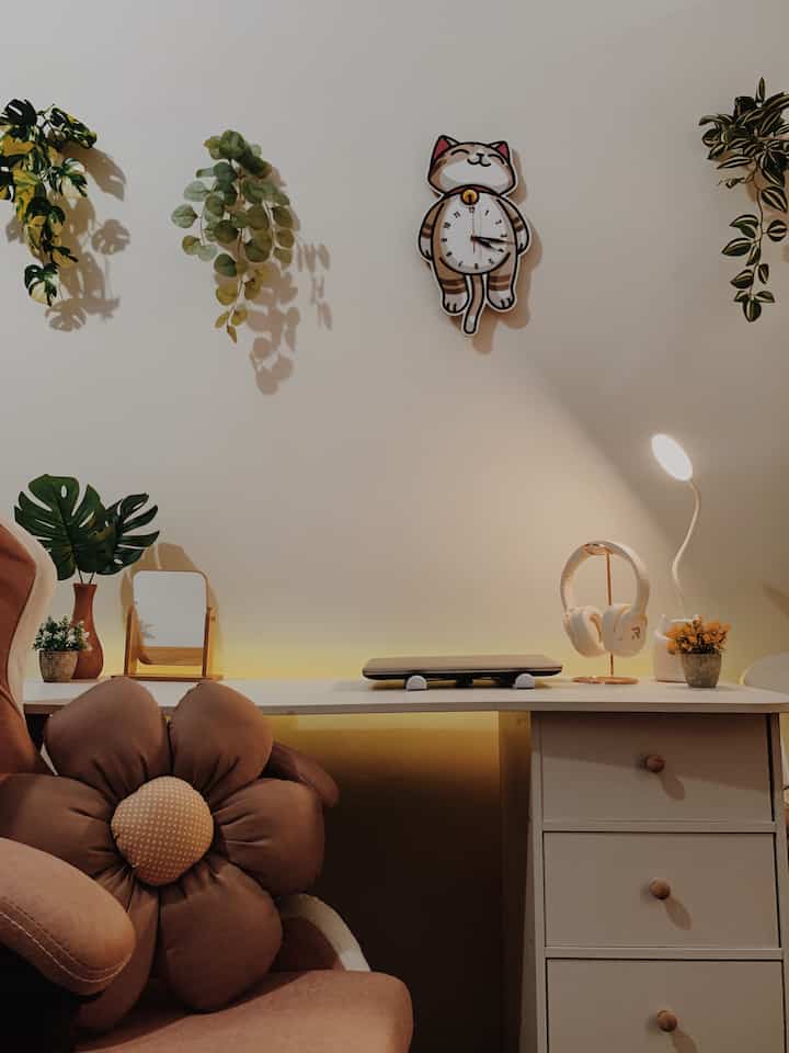 Night vibes from my desk 💡
Untuk saat ini aku pake lampu meja & LED strip di samping meja hihi 🫶🏼

#nightvibe #lightingideas #lightinginspiration #deskvibes #deskdecor #minimalist #deskroomdecor 