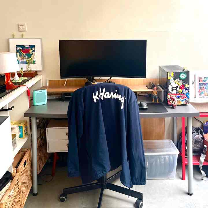 Working station yang dihias dengan berbagai pajangan favorit agar betah berlama-lama kerja. Stiker, small figurine, dan keyboard warna warni memberikan karakter untuk working station ini. #homeoffice #workingstation #workingstationdecor #workfromhome #homeofficedecor